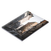 FAHRZEUGE, DIE AUF DER STRASSE ZWISCHEN GEBÄUDE PA NOTIZBLOCK (Linke Seite)