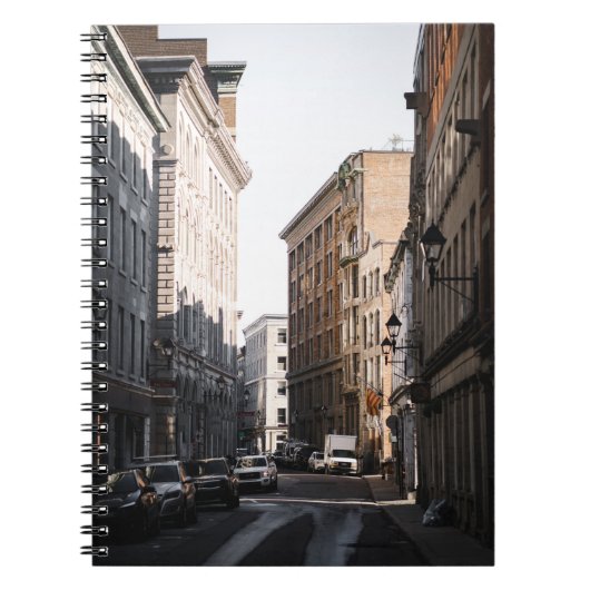 FAHRZEUGE, DIE AUF DER STRASSE ZWISCHEN GEBÄUDE PA NOTIZBLOCK (Vorderseite)