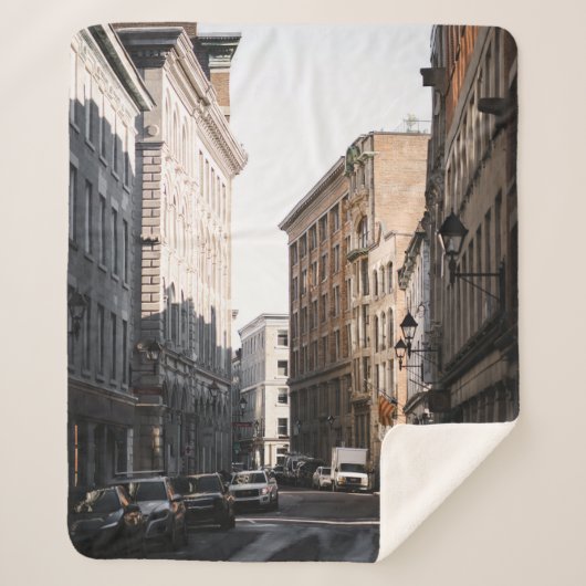 FAHRZEUGE, DIE AUF DER STRASSE ZWISCHEN GEBÄUDE PA SHERPADECKE (Vorderseite)