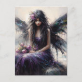 Faia in einem lila Kleid, das auf einer Felswand a Postkarte (Vorderseite)