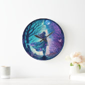 Faia in einer magischen Waldschlange Große Wanduhr (Zuhause)