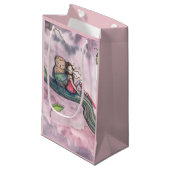 Fairy and Owl Whimsical Fantasy Art Kleine Geschenktüte (Vorderseite Schrägansicht)