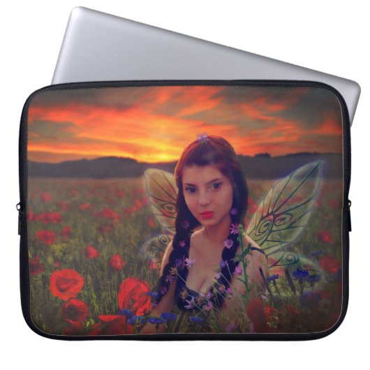 Fairy at Sunset in a field of poppies Fantasy Art Laptopschutzhülle (Vorderseite)