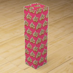 Fairy Brot Hunderttausende australische Lebensmitt Weinbox<br><div class="desc">Das Design umfasst eine originelle, nahrungsmittelbezogene Marker-Illustration von Märchenbrot, einen Snack aus Dreiecken von geröstetem Weißbrot mit Butter und hunderttausenden (nicht pareiligem Stil) Regenbogensprinkles. Diese einfache Leckerei ist ein Grundnahrungsmittel bei Kindergeburtstagsfeiern in Australien und Neuseeland. Ideal für eine Geburtstagsfeier oder eine andere Feier. Weitere australische Lebensmitteldesigns gibt es auch in...</div>
