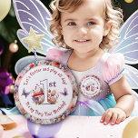 Fairy First Birthday Fairycore Birthday Girl Button<br><div class="desc">Feiern Sie Ihren ganz besonderen Tag mit unserem charmanten First Birthday Button. Mit der spielerischen Phrase "Lasst uns den ganzen Tag über flattern und spielen, es ist mein erster Geburtstag!" zeigt dieser Knopf das skurrile Blumenpilzbild "1." in der Mitte, umgeben von zarten Schmetterlingen. Der zauberhafte, florale Hintergrund und die lebhaften...</div>