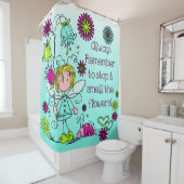 Fairy Garden Stopp, um die Blume zu riechen Duschvorhang (Beispiel)