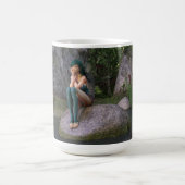 Fairy in der Tasse des verzauberten Teichkaffees (Mittel)