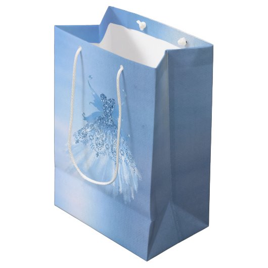 Fairy Wing Ice Gown | Frost Blue Iridescent Sheen Mittlere Geschenktüte (Vorderseite Schrägansicht)