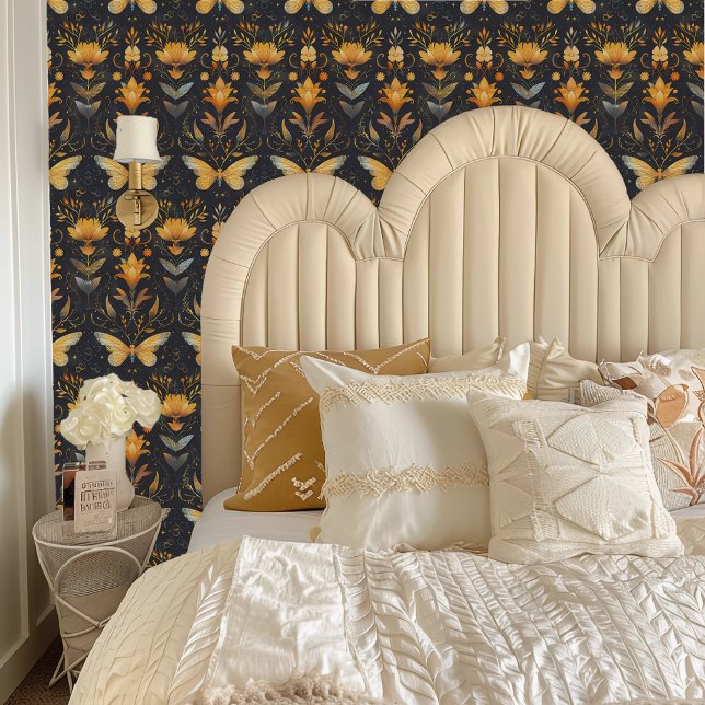 Fairycore Gelbe Schmetterlinge und Blume Tapete (Fairycore Yellow Butterflies and Flowers Wallpaper behind a cream colored headboard.)