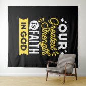 Faith in God – Our Greatest Strength Quote Wandteppich (Beispiel (Horizontal))