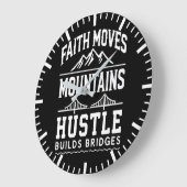 Faith Moves Mountains, Hustle Builds Bridges Große Wanduhr (Winkel)