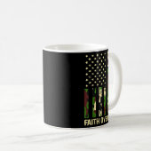 Faith Over Fear Christian Americn Flag Camouflage Kaffeetasse (VorderseiteRechts)