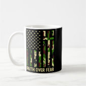 Faith Over Fear Christian Americn Flag Camouflage Kaffeetasse (Links)