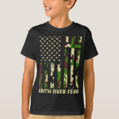 Faith Over Fear Christian Americn Flag Camouflage  T-Shirt (Vorderseite)