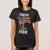Faith Over Fear Christian Cross American Flag Tee (Vorderseite)