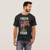 Faith Over Fear Christian Cross American Flag Tee (Vorne ganz)