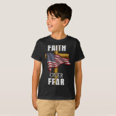 Faith Over Fear Christian Cross American Flag Tee (Vorne ganz)