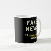 Fake News Große Mouth Bass Fischen Kaffeetasse (VorderseiteRechts)