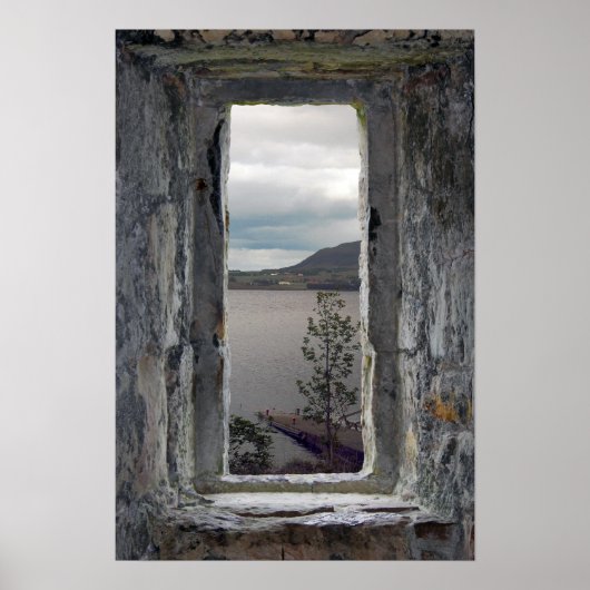 Fake Stone Fenster mit Blick auf Loch Poster (Vorne)