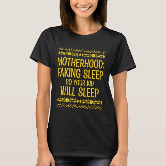 Faking Sleep so Kid Will Sleep Mom Pun Mother Joke T-Shirt (Vorderseite)