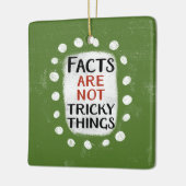 Fakten sind keine schwierigen Dinge Ornament (Links)