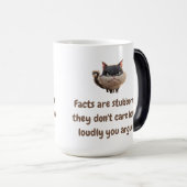 Fakten sind stur; es ist ihnen egal, wie laut Sie Verwandlungstasse (VorderseiteRechts)