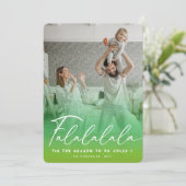 Falalala Fun Script Grün Weihnachten Modernes Foto (Stehend Vorderseite)