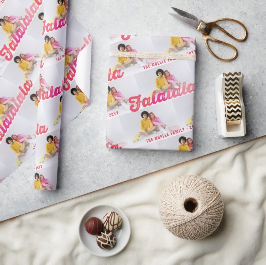 Falalala Pink Ombre Skript Weihnachts-Foto Geschenkpapier (Kunsthandwerk)