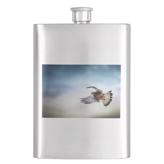 Falcon Soaring in the Sky Flachmann (Vorderseite)