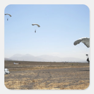 Falfallschirmpullover Quadratischer Aufkleber