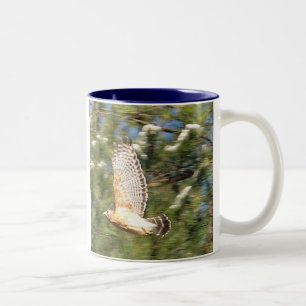 Falke in der Flug-Tasse Zweifarbige Tasse