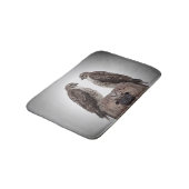 Falken auf einem Posten Badematte (Schrägansicht)