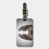 Falken auf einem Posten Gepäckanhänger (Vorderseite vertikal)