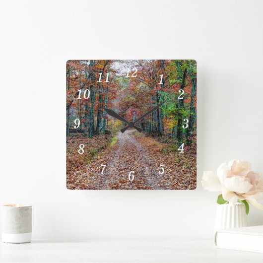 Fall auf der dicken Straßenmauer neue Uhr (Zuhause)