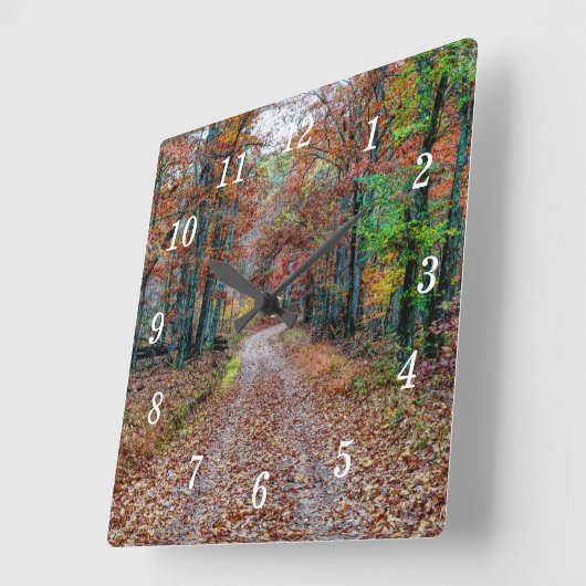 Fall auf der dicken Straßenmauer neue Uhr (Winkel)