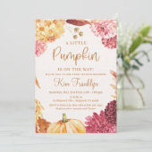 Fall Baby Dusche Ein kleiner Kürbis ist unterwegs Einladung (Stehend Vorderseite)