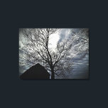 Fall Barn Moonlit Sky Moderne Schwarz & Weiß Leinwanddruck<br><div class="desc">Dieses atemberaubende Bild zeigt eine rustikale Scheune in der Nacht mit einer Winterwolke voller Vollmondhimmel und nackten Bäumen. Erstellt von der einfachen Farmhouse Press.</div>