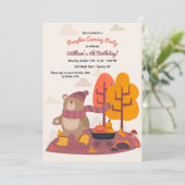 Fall Bear Hauling Pumpkins Einladung (Stehend Vorderseite)