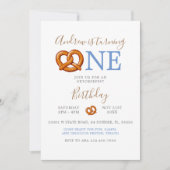 Fall Blue Octoberfest Bretzel Wende One Birthday Einladung (Vorderseite)