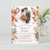 Fall Burgund Orange Blumenbride & Groom Wedding Einladung (Stehend Vorderseite)