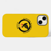 Fall Cav Association iPhone 14 - Gold Case-Mate iPhone Hülle (Rückseite (Horizontal))