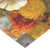 Fall centerpiece of pumpkins and chrysanthemums großer tischläufer (Ecke)