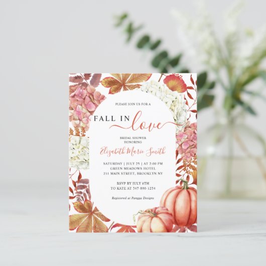 Fall der Liebe Pumpkin Floral Brautparty Einladung (Stehend Vorderseite)