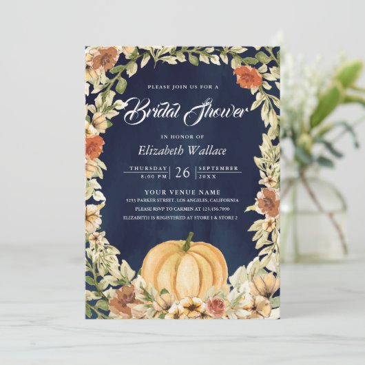 Fall Earthy Floral Pumpkin Navy Blue Brautparty Einladung (Stehend Vorderseite)