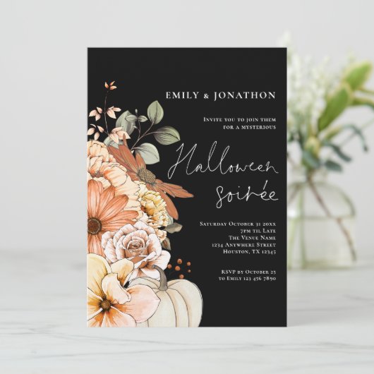 Fall Floral Pumpkin Script Halloween-Party Black Einladung (Stehend Vorderseite)