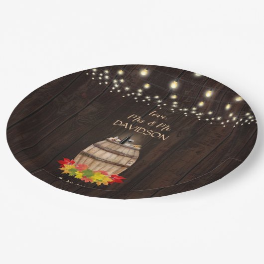 Fall Foliage Wine Barrel Weinberg Hochzeit Pappteller (Schrägansicht)