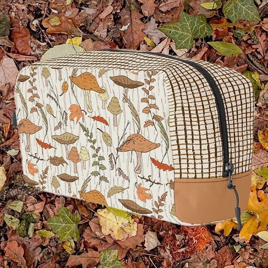 Fall Fungi und Blätter - nahtloses Muster. Waschbeutel