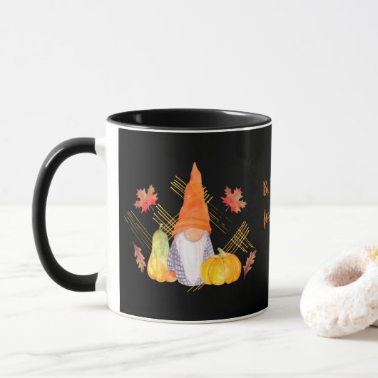 Fall Gnome Erntedank Tasse mit schwarzem Hintergru (Mit Donut)