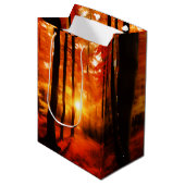 Fall in der Backwoods Medium Gift Tasche Mittlere Geschenktüte (Vorderseite Schrägansicht)