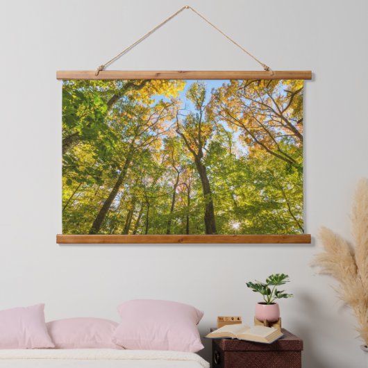 Fall in einem Wald in Amesbury, Massachusetts Wandteppich Mit Holzrahmen (Schlafzimmer)